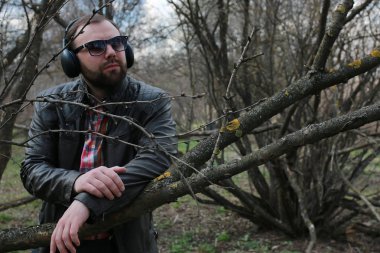 sakallı adam park ağaç