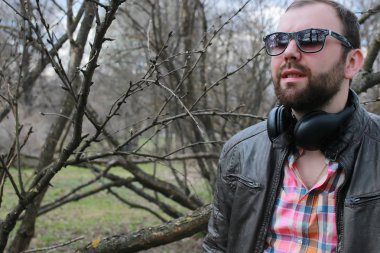 sakallı adam park ağaç