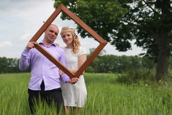 Pár szerelmesek séta mező nyári nap — Stock Fotó