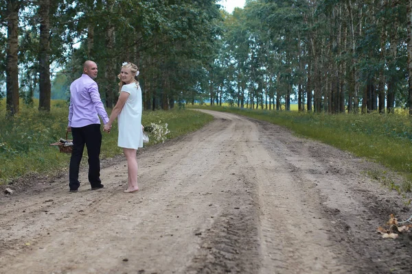 Novomanželům milenců chůze v poli podzimní den — Stock fotografie