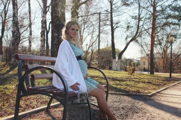 Ragazza incinta passeggiando per il parco della città all'inizio della primavera — Foto Stock