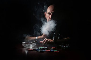 Duman borusu dostum ve poker oynayın