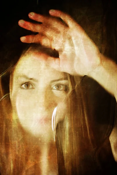 Graffiato effetto sporco sulla foto ragazza faccia dietro vetro sporco — Foto Stock