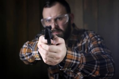 adam koymak üzerinde koruyucu gözlük ve kulak tabanca sh eğitimi
