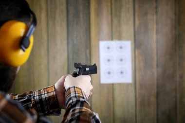 adam koymak üzerinde koruyucu gözlük ve kulak tabanca sh eğitimi