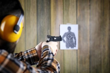 adam koymak üzerinde koruyucu gözlük ve kulak tabanca sh eğitimi