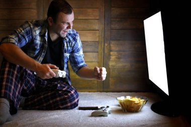 adam bir konsol oyun çubuğu büyük Tv önce üzerinde oynamak