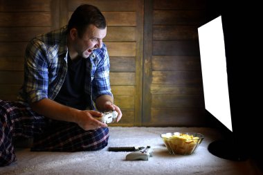 adam bir konsol oyun çubuğu büyük Tv önce üzerinde oynamak