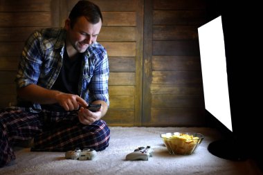 adam bir konsol oyun çubuğu büyük Tv önce üzerinde oynamak