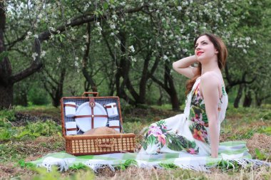 Dışarıdaki kadın şapka takıyor.