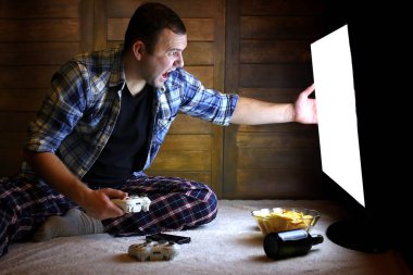 adam bir konsol oyun çubuğu büyük Tv önce üzerinde oynamak