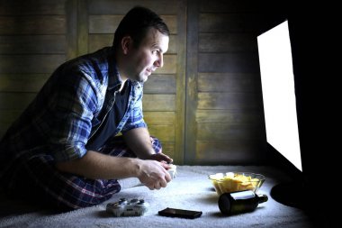 adam bir konsol oyun çubuğu büyük Tv önce üzerinde oynamak