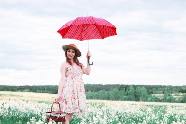 bir yaz çayır beyaz çiçek kız