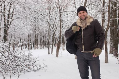 sakallı adam kış Park'ta yürüyordunuz