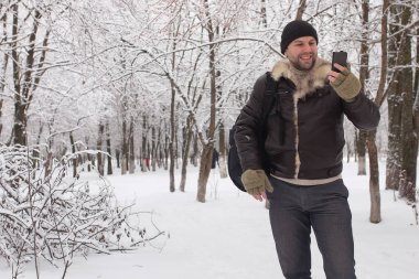 sakallı adam kış Park'ta yürüyordunuz