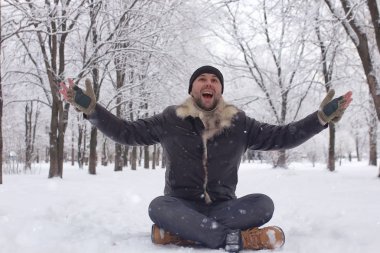 sakallı adam kış Park'ta yürüyordunuz