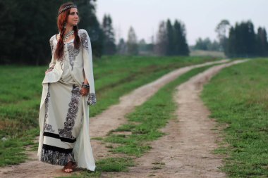 Kız uzun elbise yol ülke