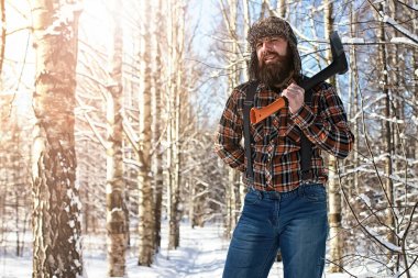 Huş ağacı kış orman adam balta ile