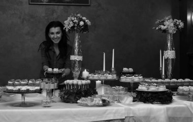 tatlılar ve arka karşı tatlı aperatifler çeşitli içeren tablo