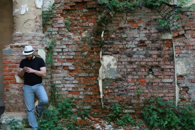 eski tuğla duvar adam stand