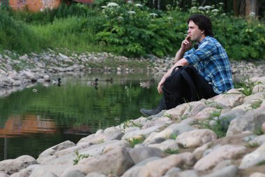 adam oturup taş Nehri üzerinde