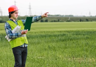 Kulübe planı olan bir adam.