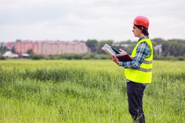 İnşaat alanında iki adam var.