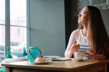 Kız bir kafede kahve notebook ile için