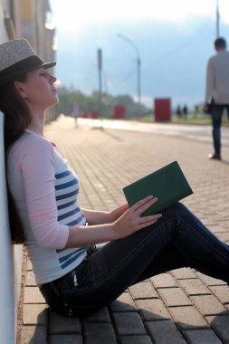 Kız Açık yol üzücü yalnız