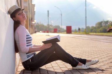 Kız Açık yol üzücü yalnız