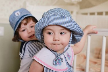 Çocuk denizci evde oyun