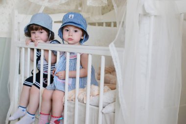 Çocuk denizci evde oyun