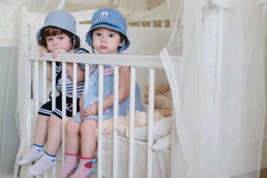 Çocuk denizci evde oyun