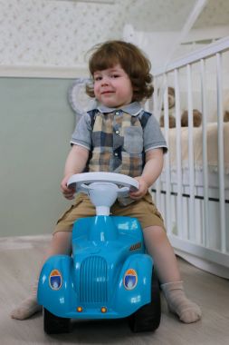 litle çocuğun otur bir oyuncak araba