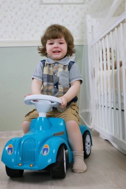 litle çocuğun otur bir oyuncak araba