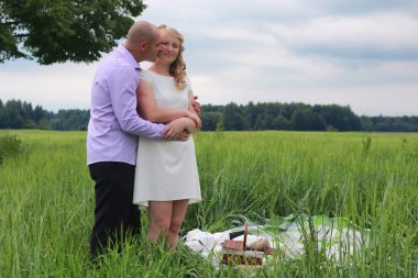 Çift aşık alanında yaz günde yürüyüş