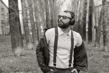 tek renkli sakallı adam Park müzik dinle