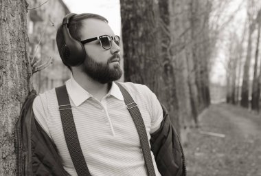 tek renkli sakallı adam Park müzik dinle