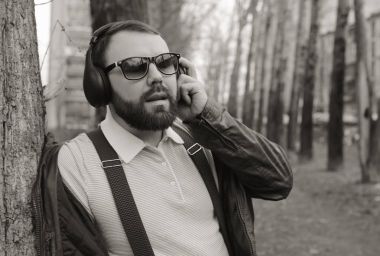 tek renkli sakallı adam Park müzik dinle