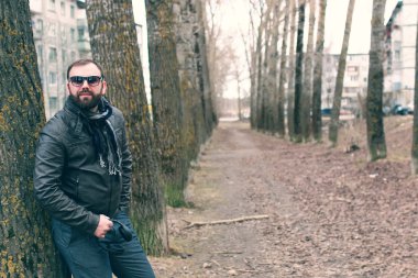 park headphon ile erkekte sakal