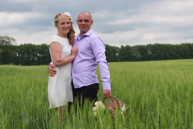 Çift aşık alanında yaz günde yürüyüş