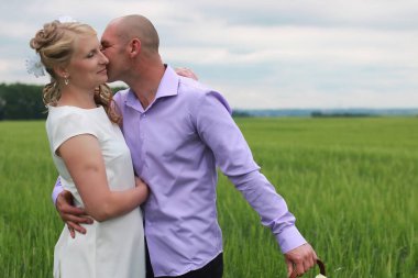 Çift aşık alanında yaz günde yürüyüş