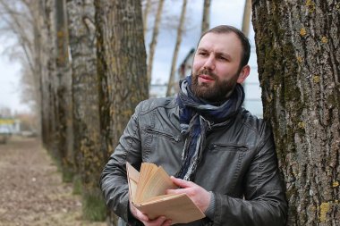 adam kitap ağaç parkı okuyun