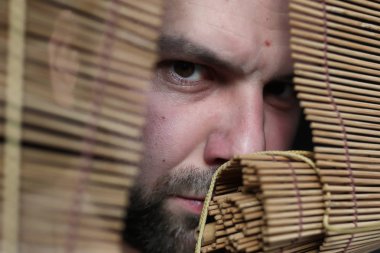 Jaluzi, kızgın adam