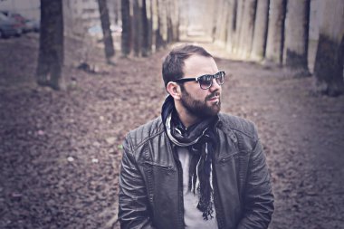 Sokaktaki yalnız adamın retro tonlu efektli fotoğrafı