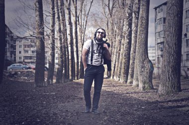 Sokaktaki yalnız adamın retro tonlu efektli fotoğrafı