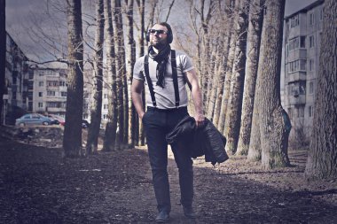 Sokaktaki yalnız adamın retro tonlu efektli fotoğrafı