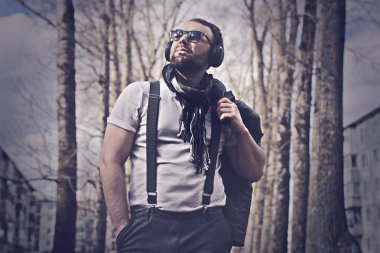 Sokaktaki yalnız adamın retro tonlu efektli fotoğrafı