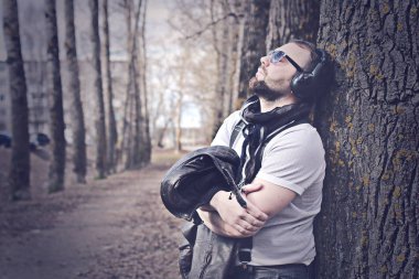 Sokaktaki yalnız adamın retro tonlu efektli fotoğrafı