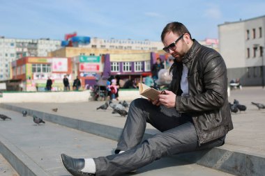 Erkek ceket ve sokak okuma kitabı